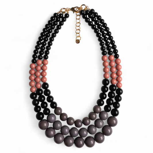 Collana a tre fili con sfere in acrilico grigie, rosa e nere