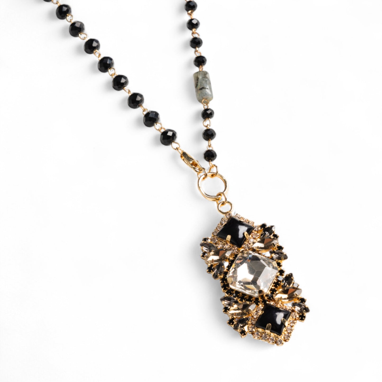 Collana lunga a catena con pendente in vetro nero e grigio