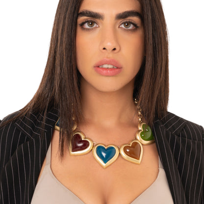 Collana girocollo a catena con cuori in resina multicolore