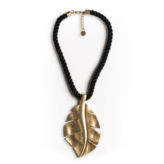Collana girocollo a laccio nero con pendente a forma di foglia metallo satinato