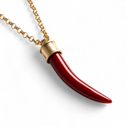 Collana lunga a catena con pendente a forma di corno in resina rosso
