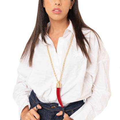 Collana lunga a catena con pendente a forma di corno in resina rosso