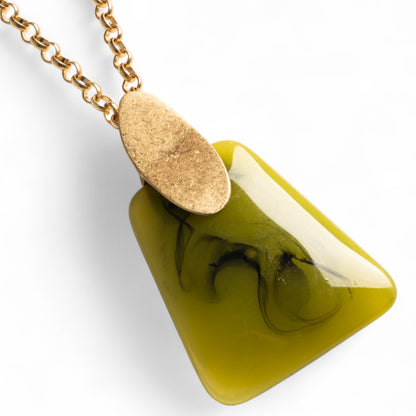 Collana lunga a catena con pendente geometrico in resina verde