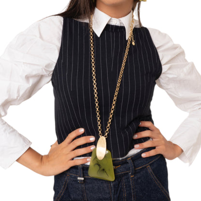 Collana lunga a catena con pendente geometrico in resina verde