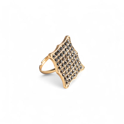 Anello regolabile in metallo a base quadrata con pietre in vetro grigie