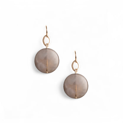 Orecchini pendenti con pietra schiacciata in acrilico grigia