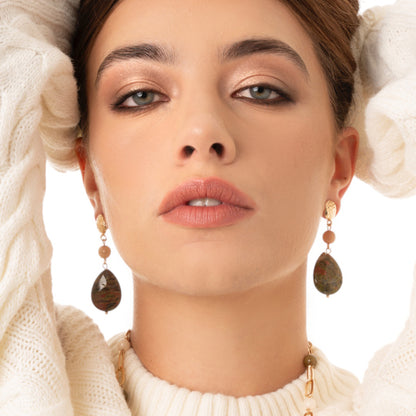 Orecchini pendenti con pietra a goccia semidura tono verde/beige