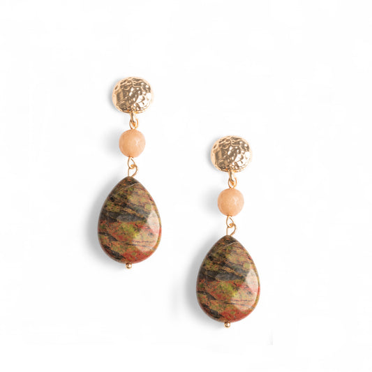 Orecchini pendenti con pietra a goccia semidura tono verde/beige