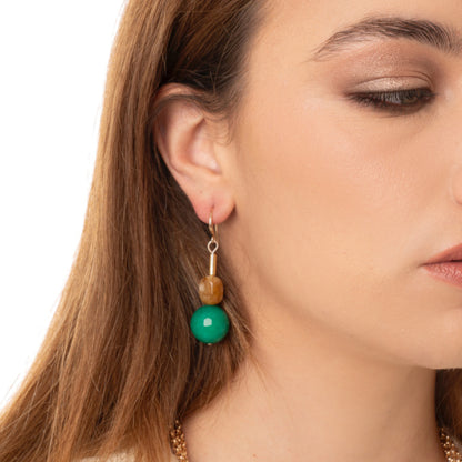 Orecchini pendenti con pietre in acrilico verde ed ambra