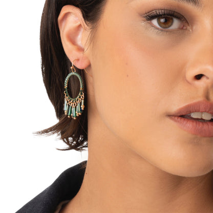 Orecchini pendenti circolari in metallo con pietre in vetro verdi