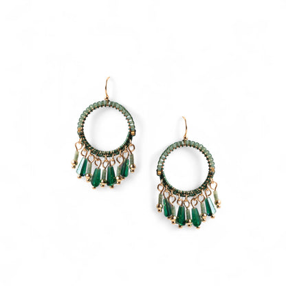Orecchini pendenti circolari in metallo con pietre in vetro verdi