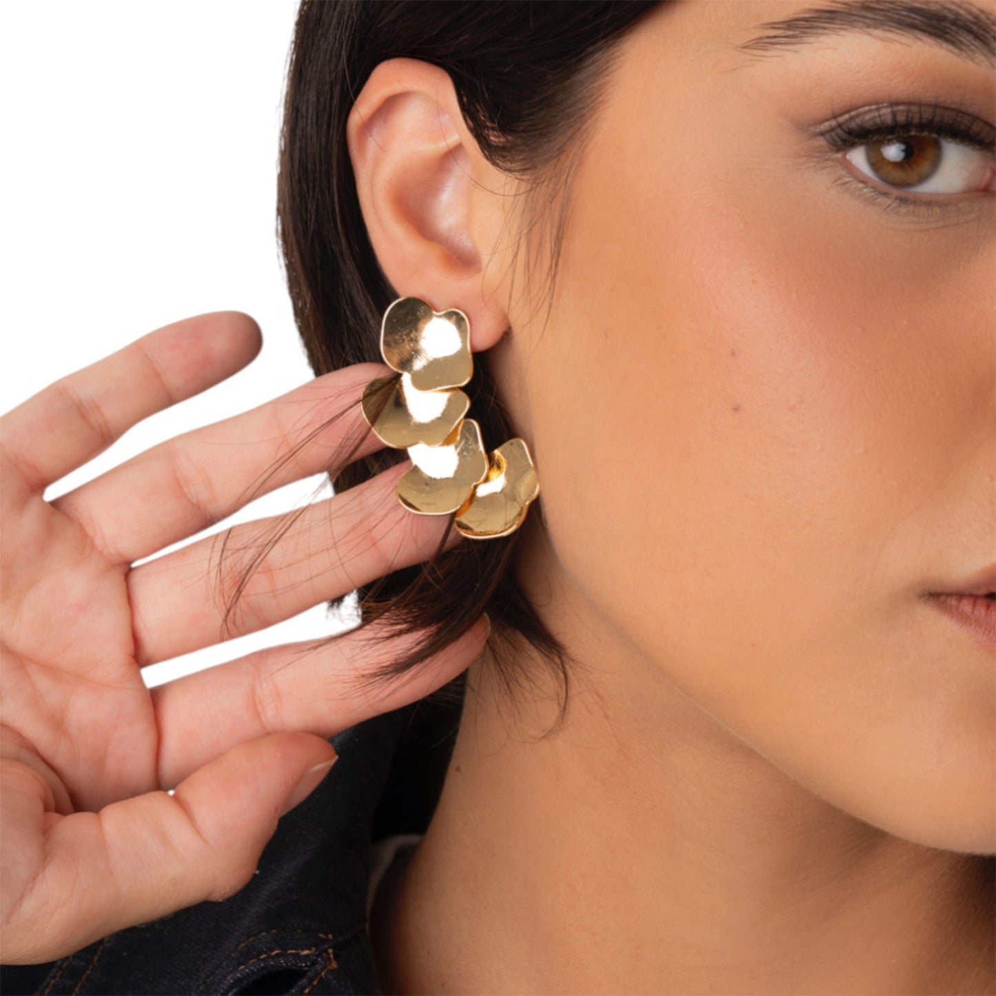 Orecchini pendenti con fiori in metallo