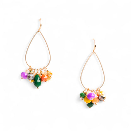 Orecchini pendenti con fili in metallo a goccia e pietre in vetro multicolore