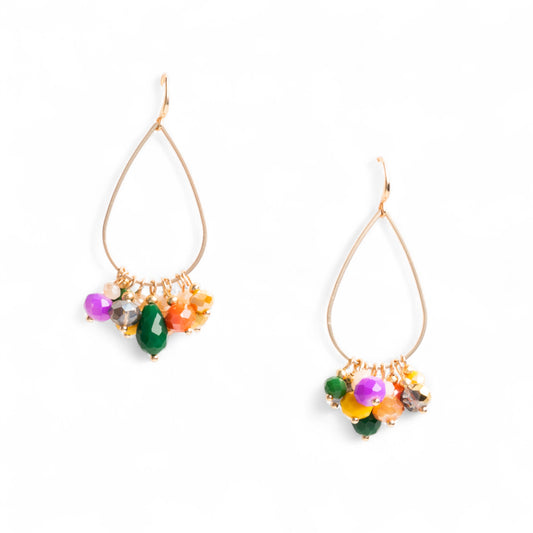 Orecchini pendenti con fili in metallo a goccia e pietre in vetro multicolore