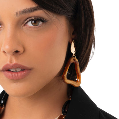 Orecchini pendenti in acrilico dalla forma irregolare, tono ambra