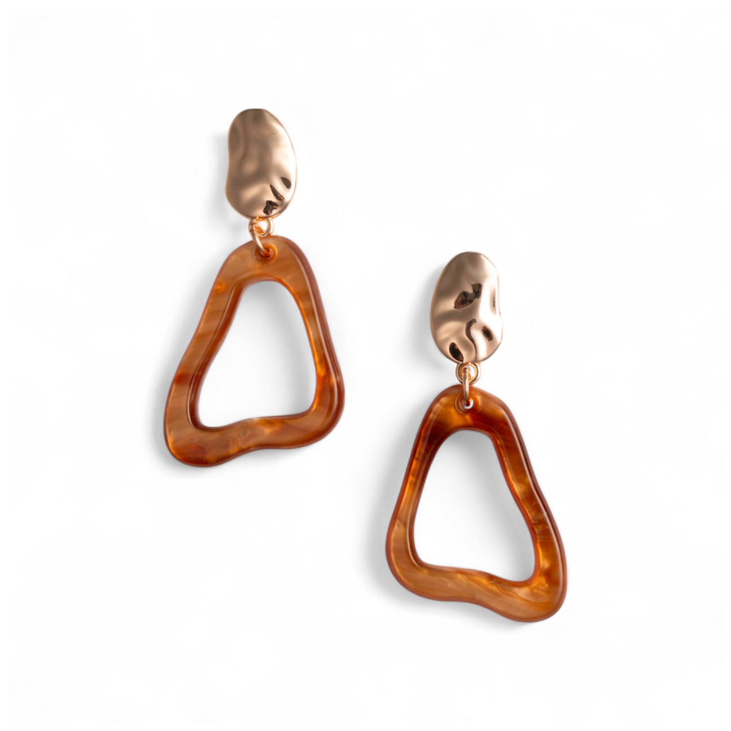 Orecchini pendenti in acrilico dalla forma irregolare, tono ambra