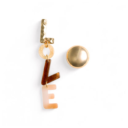 Orecchini pendenti in metallo ed acrilico scritta LOVE tono beige