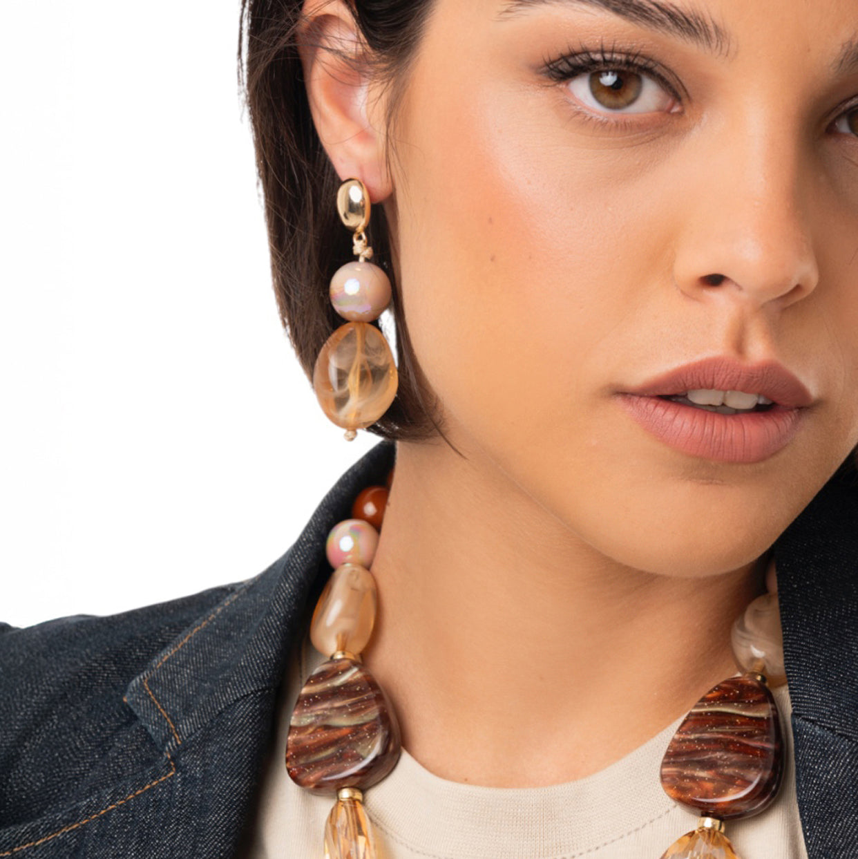 Orecchini pendenti con pietre in acrilico tono beige