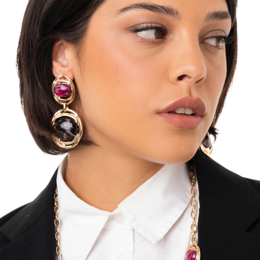 Orecchini pendenti in metallo a base circolare con pietra in acrilico animalier rossa