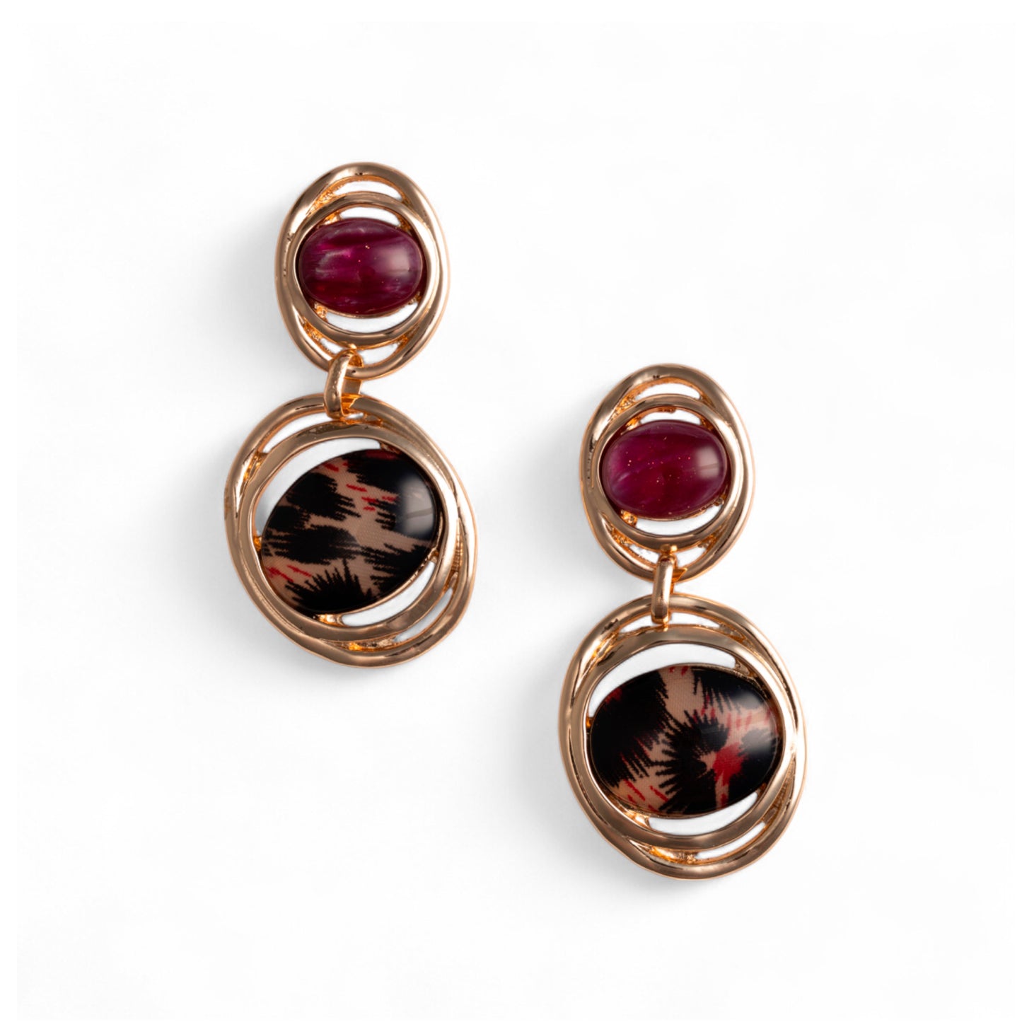 Orecchini pendenti in metallo a base circolare con pietra in acrilico animalier rossa