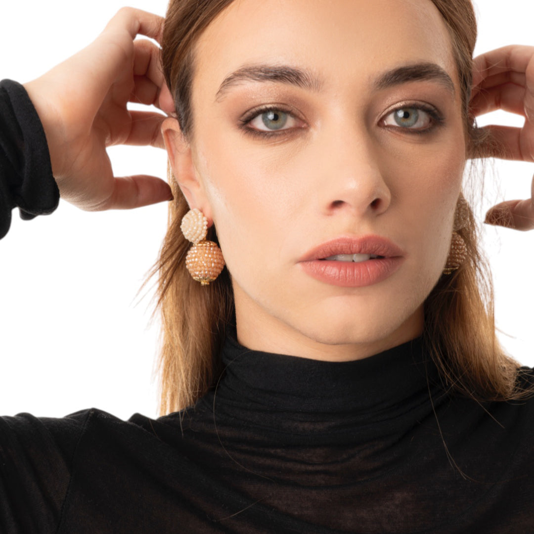 Orecchini pendenti a doppia sfera con microcristalli in vetro tono beige