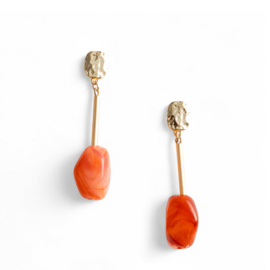 Orecchini pendenti in metallo con pietra in acrilico arancio