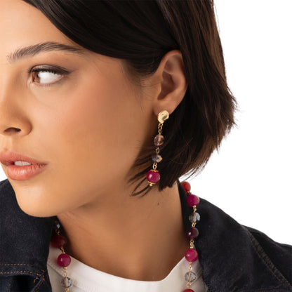 Orecchini pendenti con tre pietre semidure in vetro tono fucsia