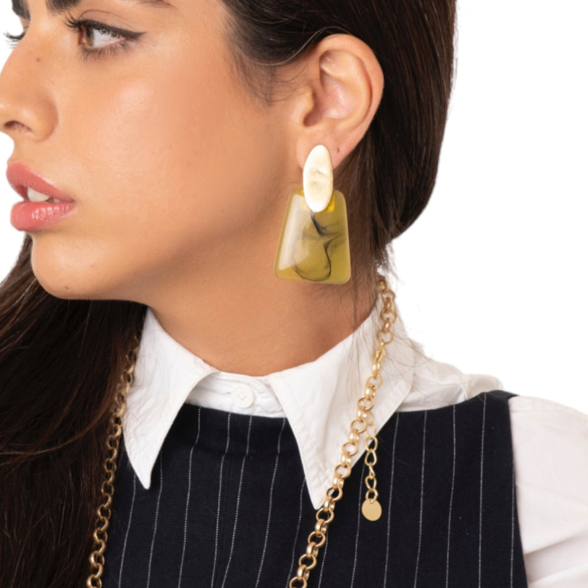 Orecchini con placchetta in metallo e pietra pendente rettangolare in resina verde