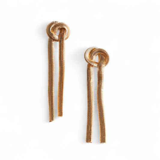 Orecchini pendenti in metallo con catena snake annodata