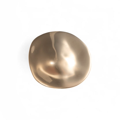 Spilla in metallo lucido dal design circolare schiacciato