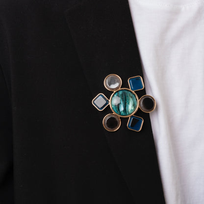 Spilla con base in metallo a forma di fiore geometrico in acrilico tono blu