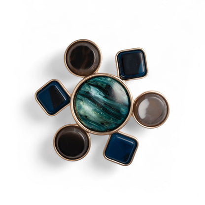 Spilla con base in metallo a forma di fiore geometrico in acrilico tono blu
