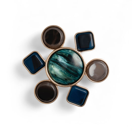 Spilla con base in metallo a forma di fiore geometrico in acrilico tono blu