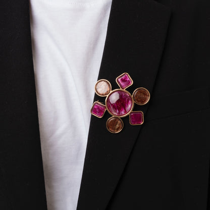 Spilla con base in metallo a forma di fiore geometrico in acrilico tono viola/marrone