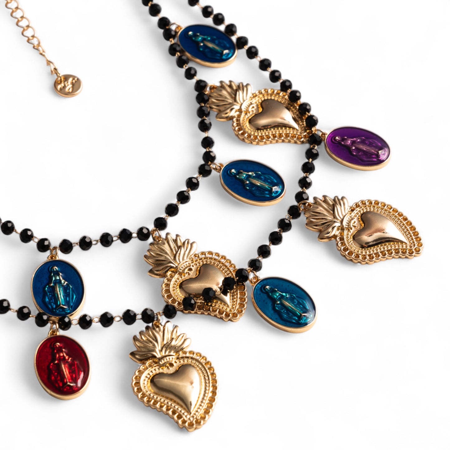 Collana a due fili con pietre in vetro nere e charms pendenti in metallo con cuori sacri