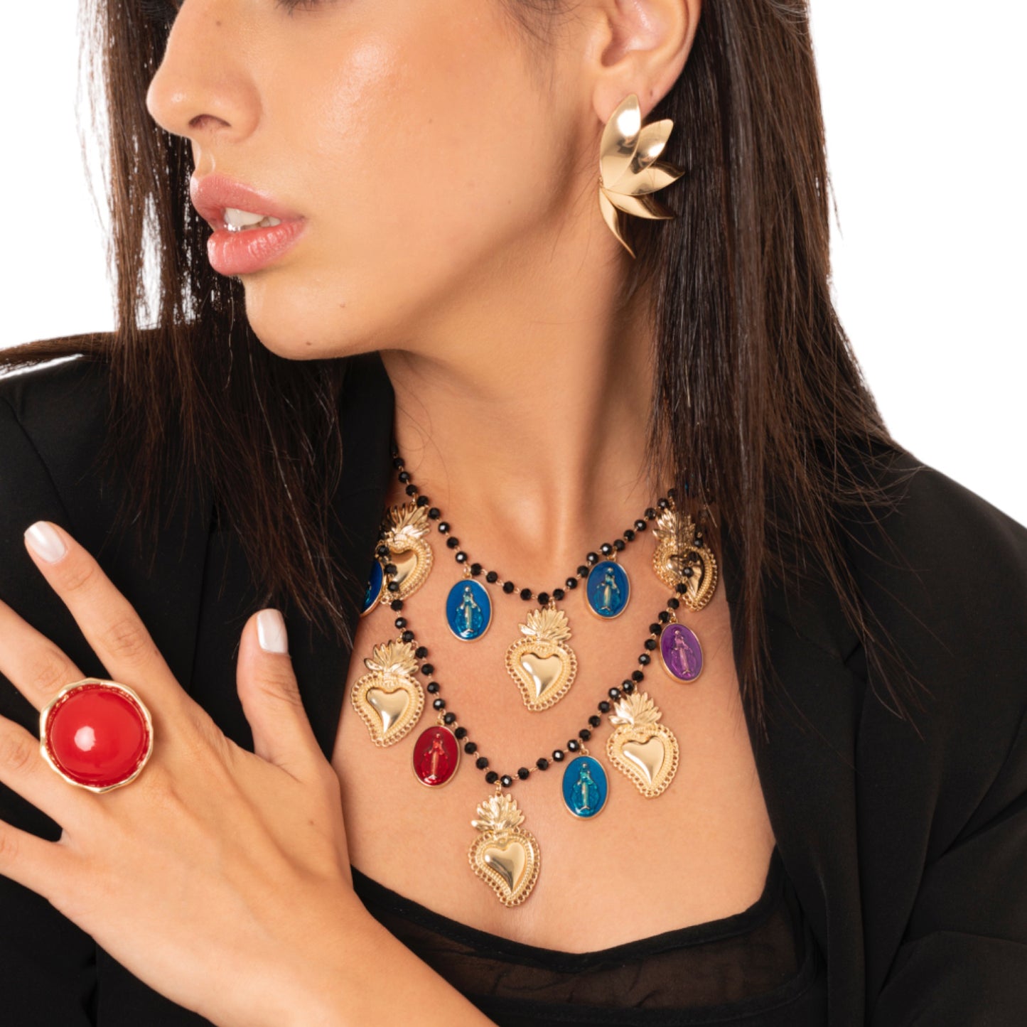 Collana a due fili con pietre in vetro nere e charms pendenti in metallo con cuori sacri