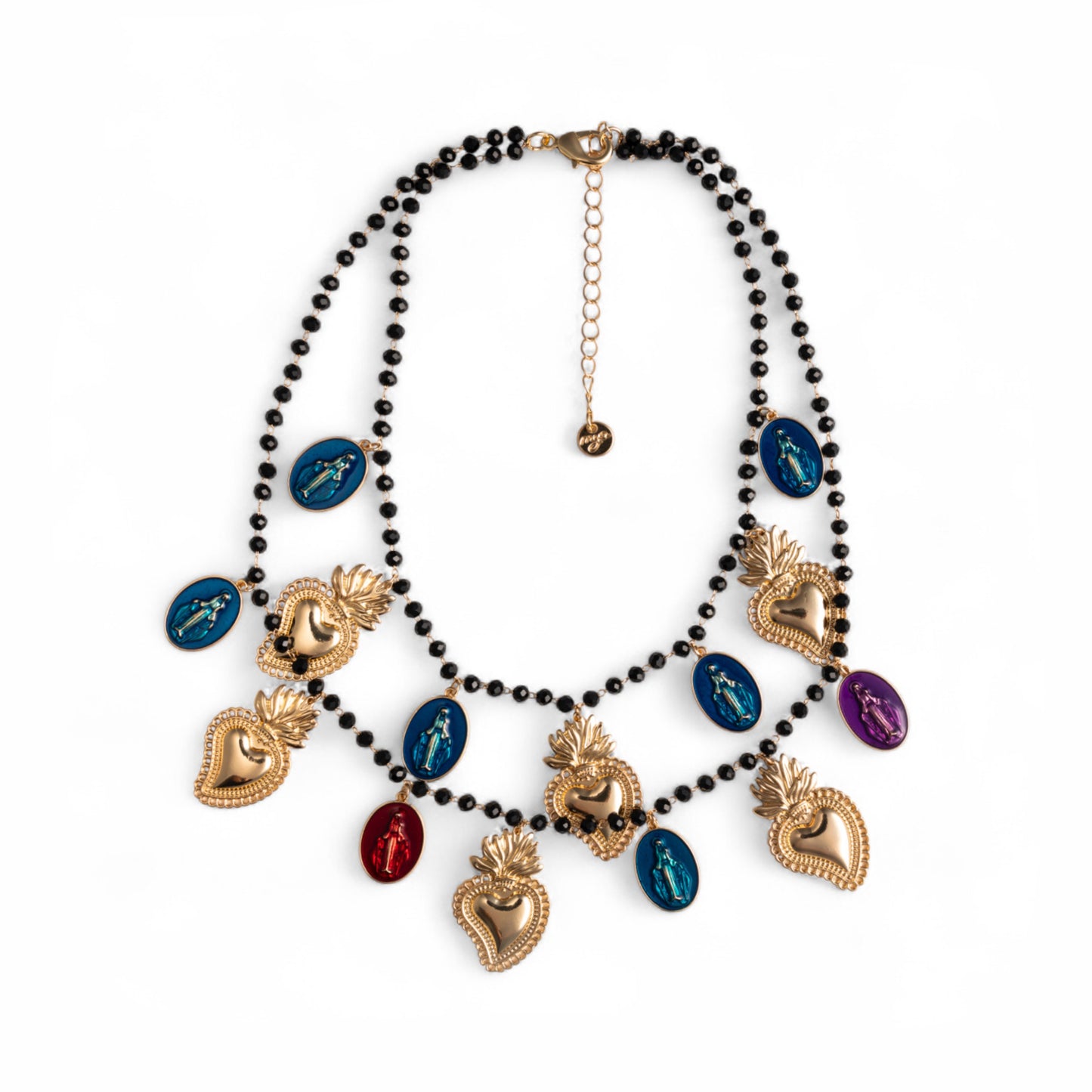 Collana a due fili con pietre in vetro nere e charms pendenti in metallo con cuori sacri