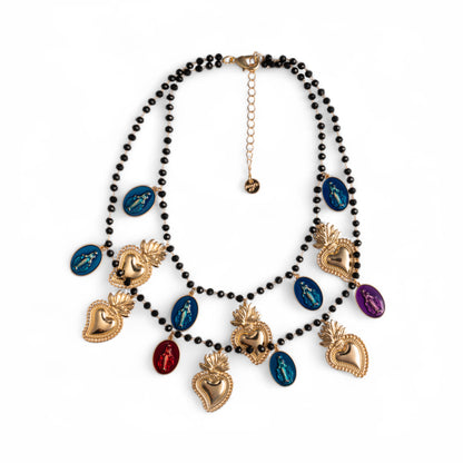 Collana a due fili con pietre in vetro nere e charms pendenti in metallo con cuori sacri