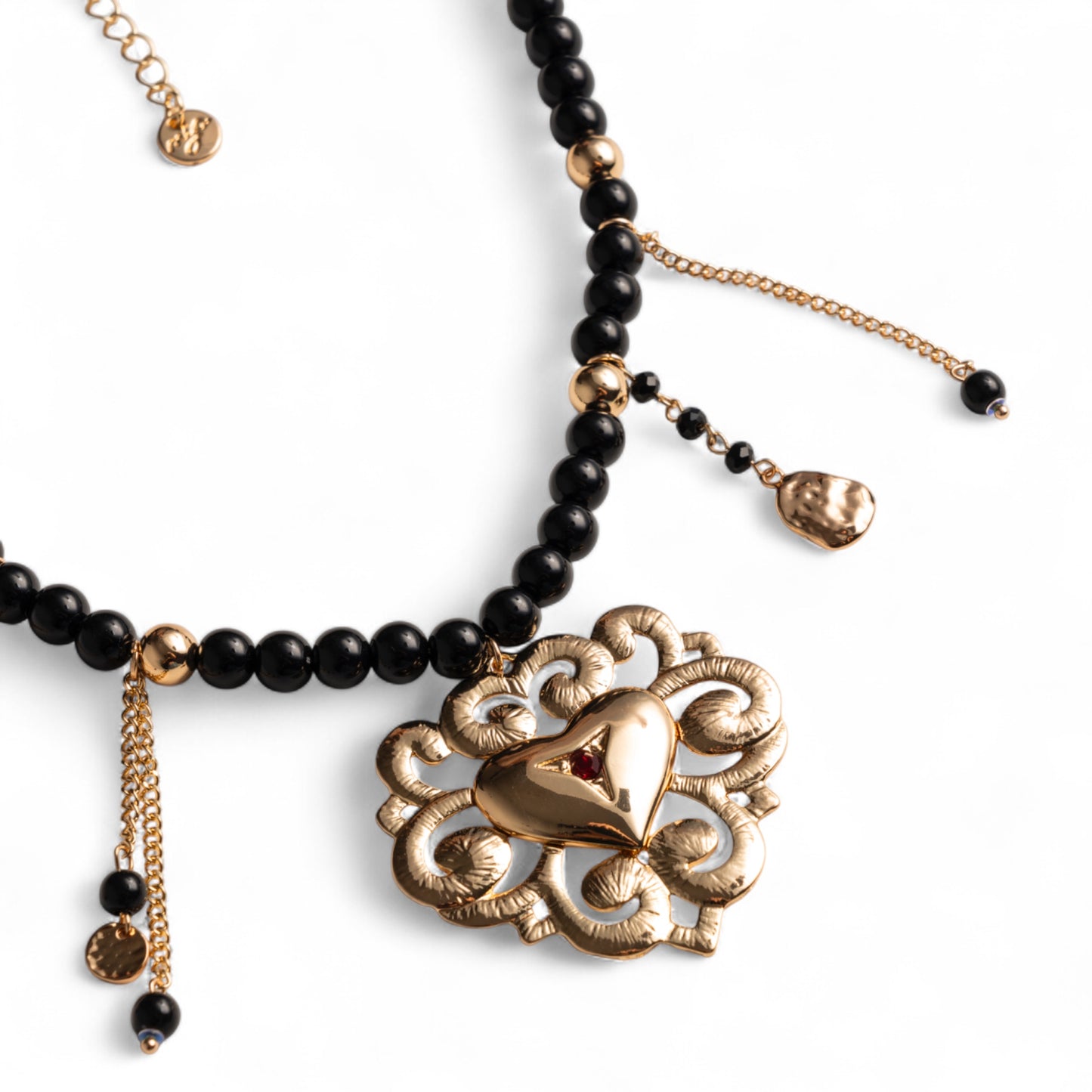 Collana girocollo con pietre in acrilico nere, pendente in metallo con design cuore sacro