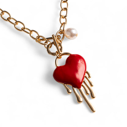 Collana girocollo a catena con pendente perla in acrilico e cuore smaltato rosso