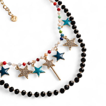 Collana a due fili con pietre in vetro nere e multicolore con stelline pendenti