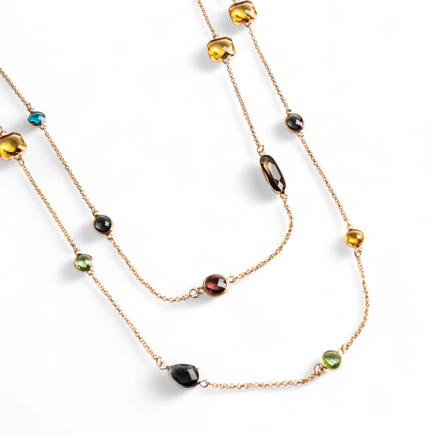 Collana a catena sottile lunga con pietre in vetro multicolore