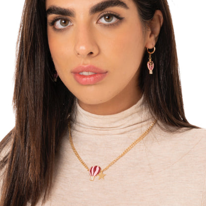 Collana girocollo a due fili con catena sottile e pendente a mongolfiera smaltata tono rosa