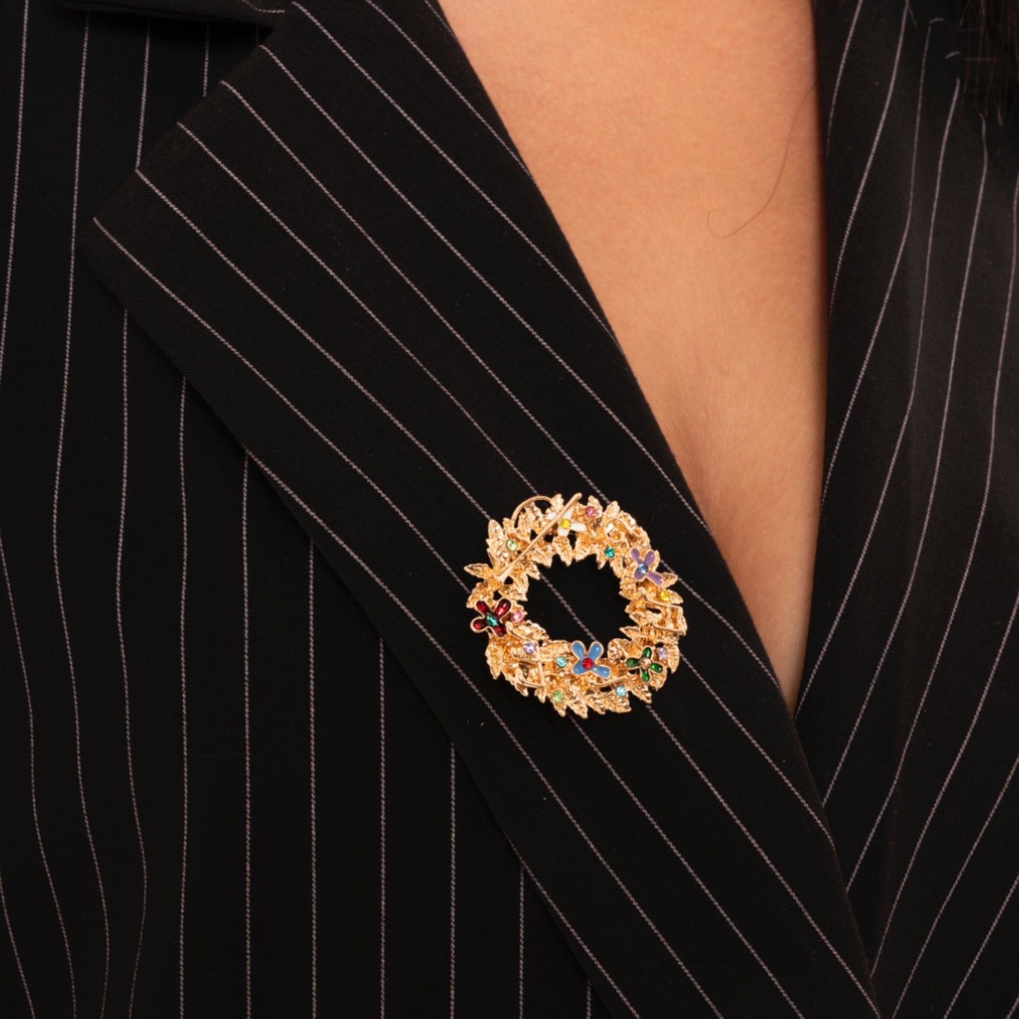 Spilla in metallo a forma di ghirlanda di natale con piccole pietre in vetro multicolore