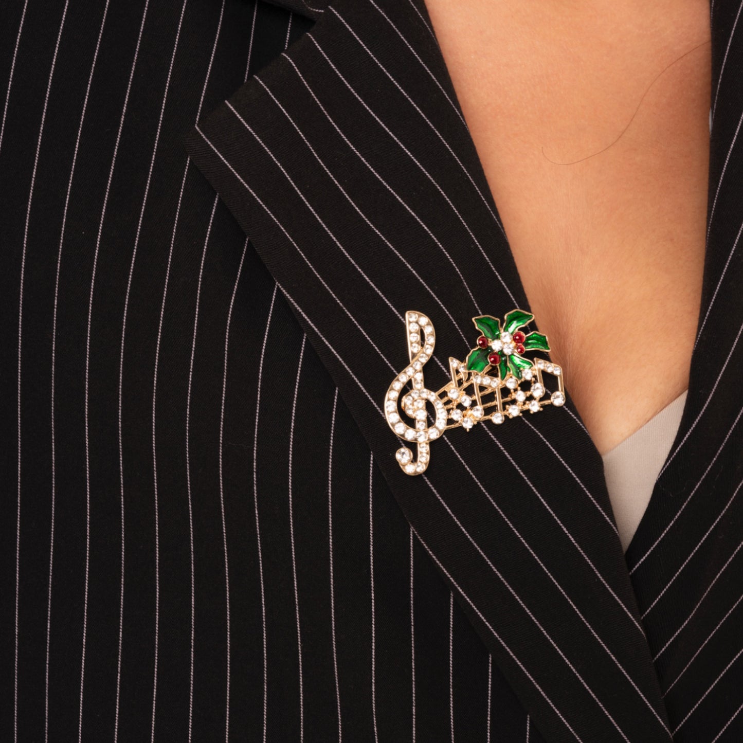 Spilla in metallo con design a forma di nota musicale natalizia con pietre in vetro crystal