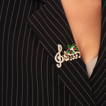 Spilla in metallo con design a forma di nota musicale natalizia con pietre in vetro crystal