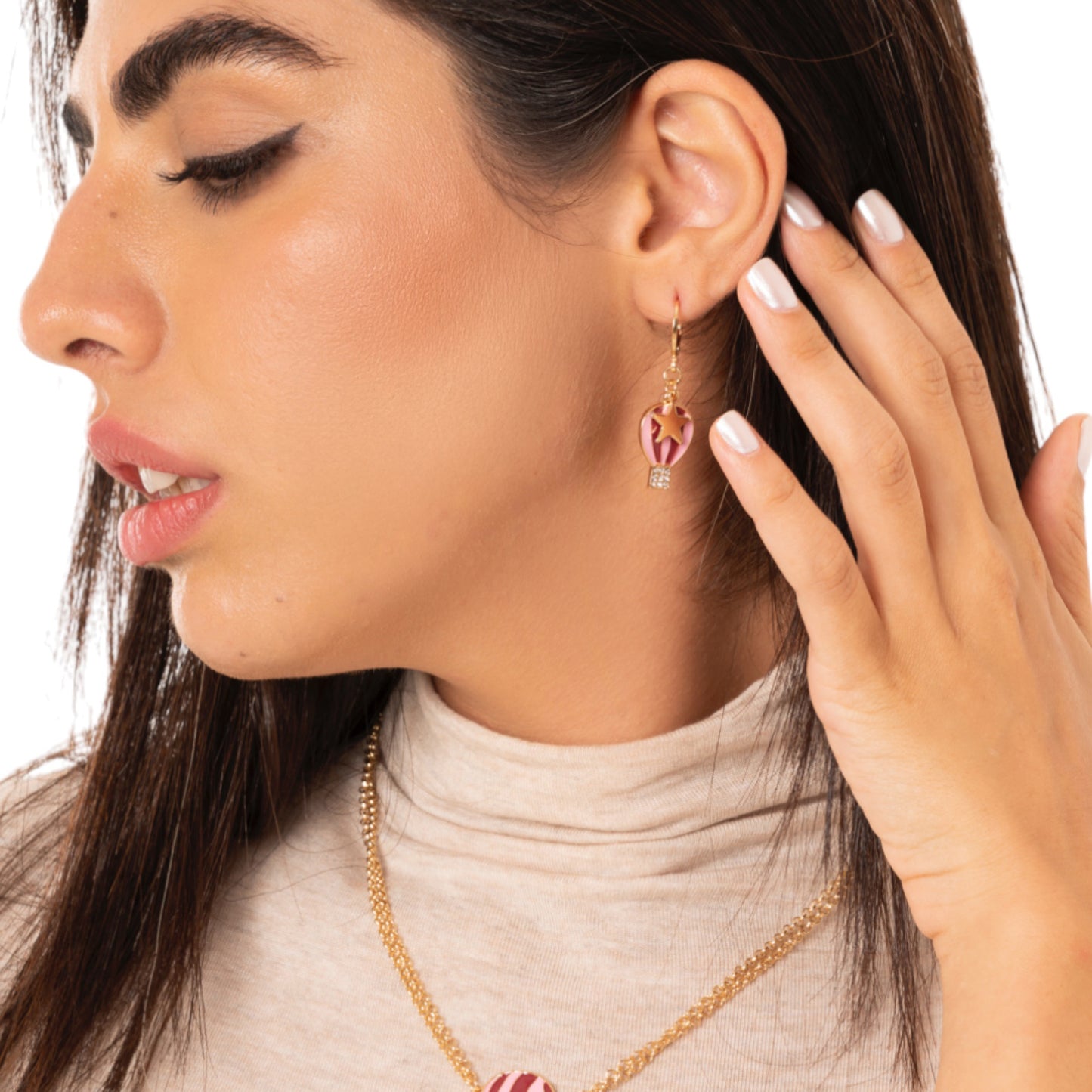 Orecchini a cerchietto con pendente a mongolfiera smaltata tono rosa