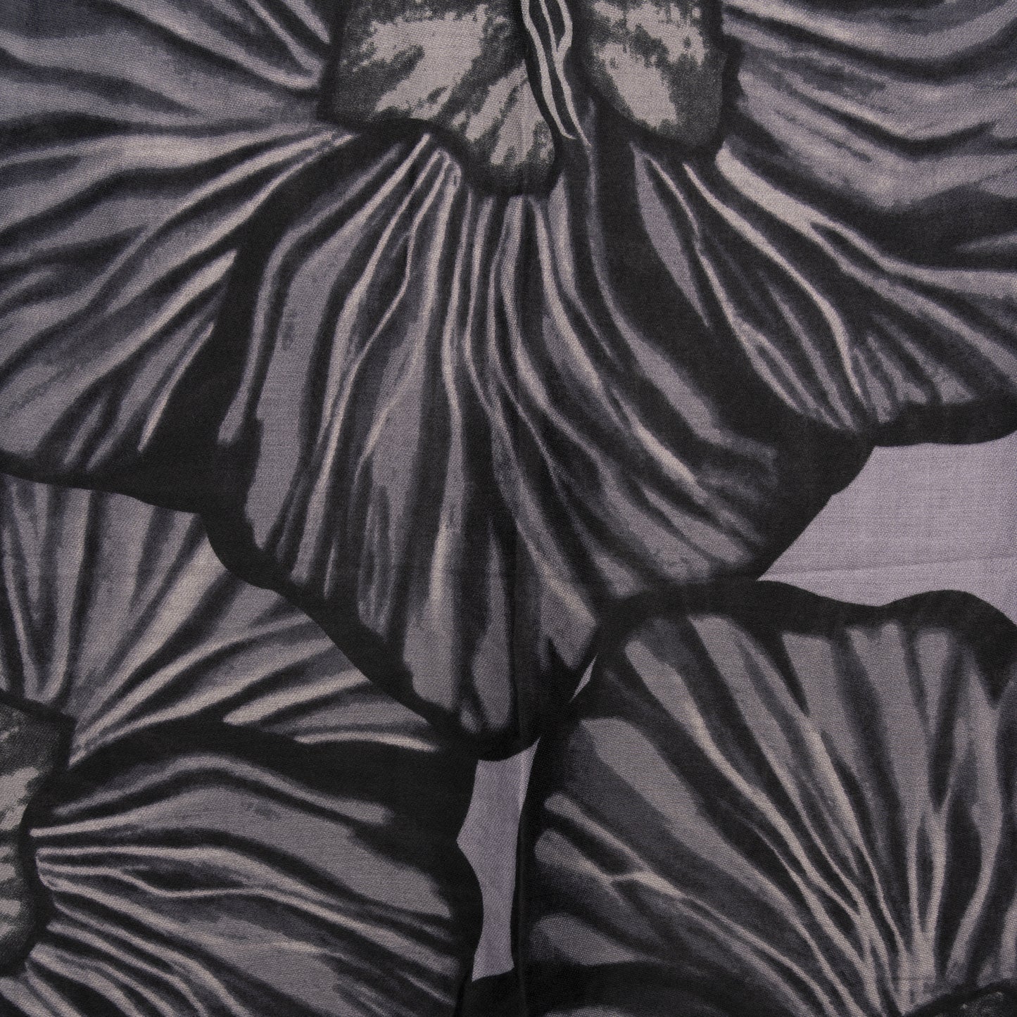 Sciarpa in cotone tono nero con stampa a fiori