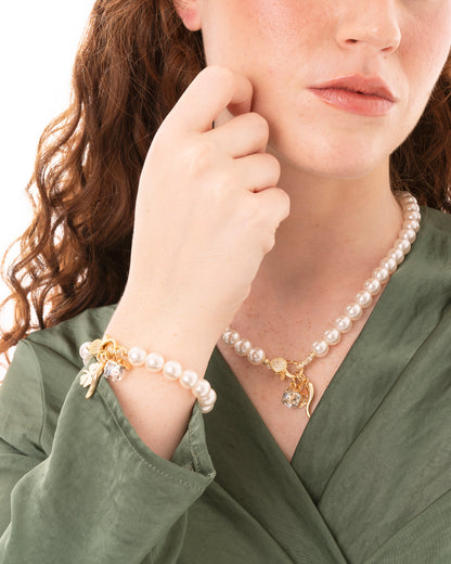 Bracciale con sfere in vetro perlate e charms pendenti in metallo