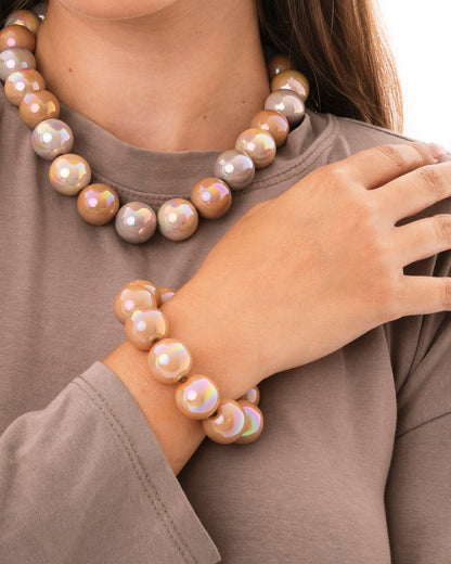 Bracciale elastico con sfere in acrilico tono marrone